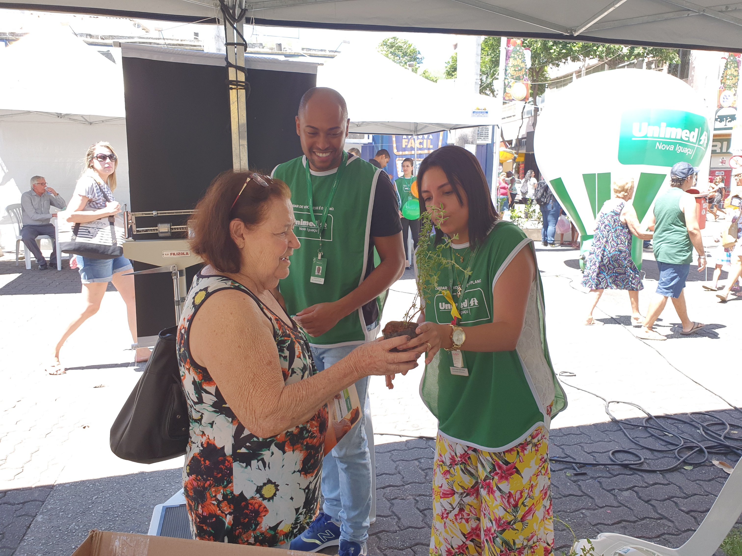 Mudas de plantas foram distribuídas aos participantes