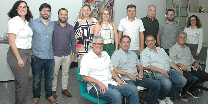 A superintendente Renata Tostes; o anestesiologia Alahyr Neto; os ginecologias e obstetras, Marino Oliveira e Fernanda Teixeira; os pediatras Lívia Monteiro e Bruno Figueira; o endocrinologia e metabologia/nutrologia, Leonardo Tostes; o alergia e imunologista, Luiz Carlos Bandoli Jr. e a secretária executiva Cíntia Veronese, além do diretor Administrativo, Paulo Tinoco, do diretor Financeiro, José Tarcízio, do vice-presidente Fernando Gouvêia e do presidente João Paulino.