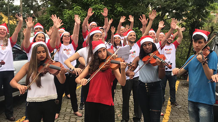 Grupo de colaboradores se uniram ao coral da Usimed e a Orquestra Suzuki para realizar a cantata de Natal