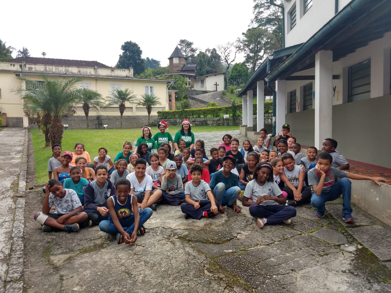 A Unimed Petrópolis ajudou a transformar a noite de Natal das crianças do Terra Santa