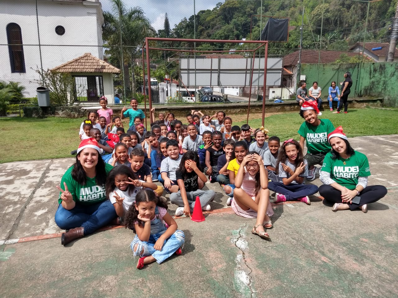 As crianças levaram as cestas básicas para casa no último dia de aula