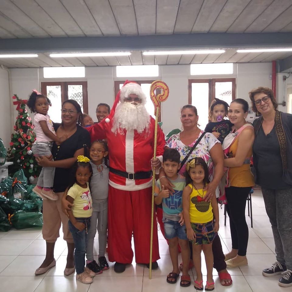 Colaborador Guilherme Fiaux, de Papai Noel, na campanha do Padrinho Natalino