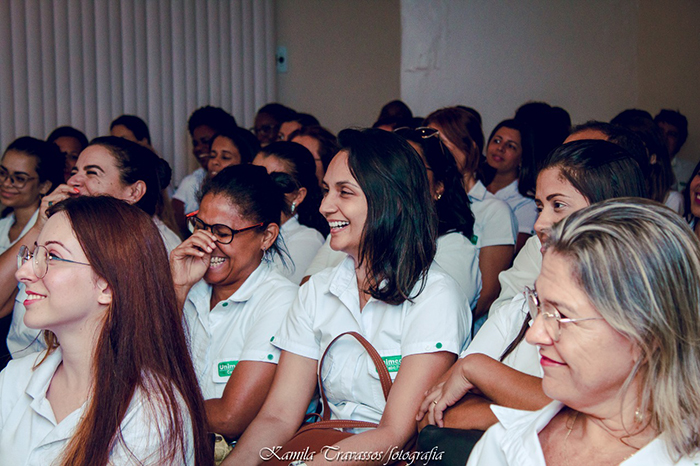 Colaboradores aproveitando o bom humor da palestrante Ana Cláudia Vanzelli 