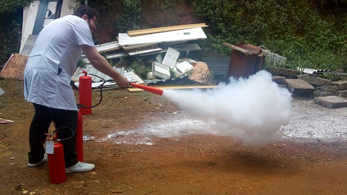 O treinamento conta parte prática na prevenção contra incêndio. 