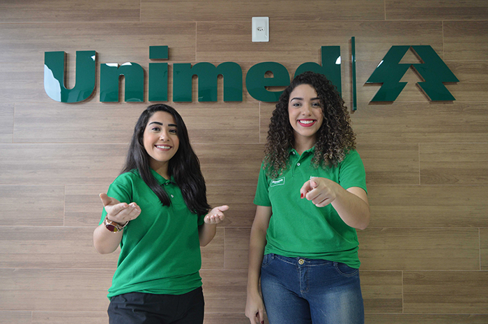 A jovem aprendiz da recepção, Sara Querem, e de Atendimento ao Usuário, Vitoria Guacira, treinadas para recepcionar os clientes 