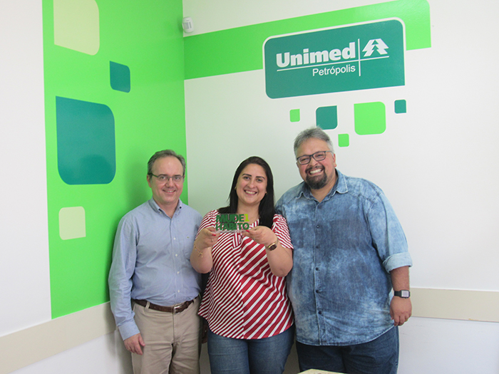A assessora de comunicação, Suelen de Oliveira, recebeu o troféu das mãos do presidente Rafael Gomes de Castro e do vice-presidente Cesar Augusto de S. Thiago 