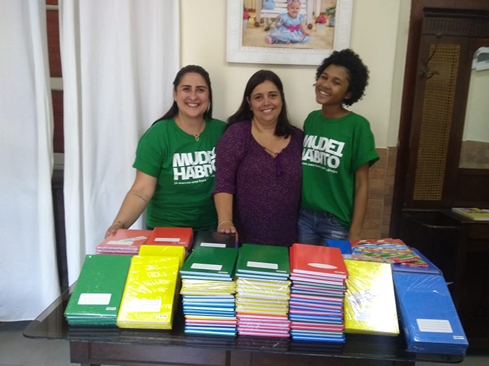 A Unimed Petrópolis entregou 150 cadernos para o Educandário Terra Santa para incentivar os estudos das crianças 