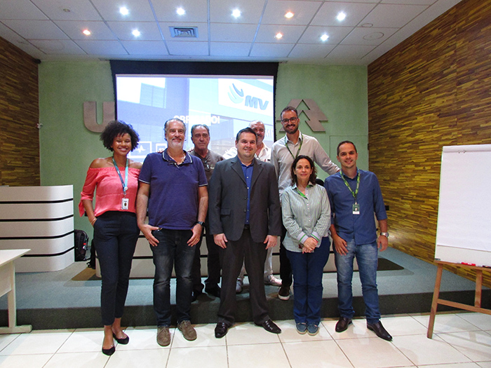  Da esquerda para direita: Kelli Andrade (MV), Armando Lemos (HUNF), Rogério Seródio(HUNF), Anderson Cachapuz (MV), Paulo Kale (UNF), Phillipe Lontra, superintendente Administrativo, Graziela Mululo (Hunf) e Rodrigo Salotto, superintendente de TI. 