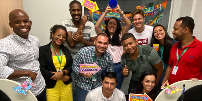 Cleber (à esq.) conduz a ala da alegria, sem deixar de lado a responsabilidade da atividade