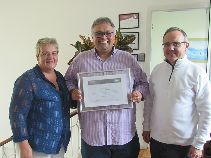 Ouvidoria 1 – O presidente da Unimed Petrópolis Rafael Gomes de Castro, ao lado do vice-presidente Cesar Augusto de S. Thiago e da ouvidora Angélica de Oliveira. 