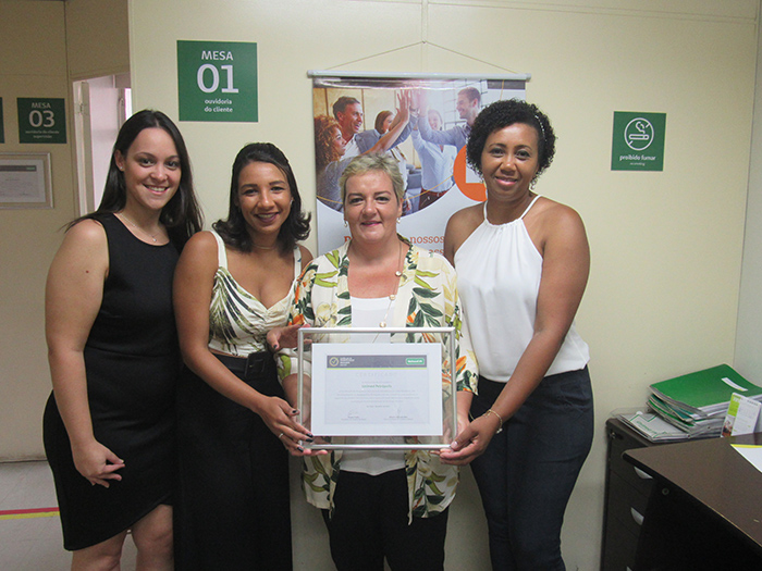  A equipe da Ouvidoria da Unimed Petrópolis comemorando a certificação de Ouvidoria de Excelência.
