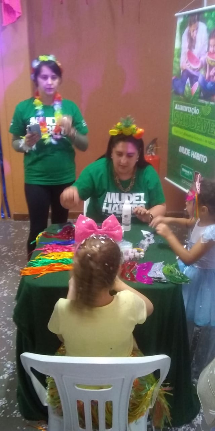 Mude 1 Hábito Carnaval – As crianças se divertiram com muitos paetês, fitas  purpurinas na criação de máscaras personalizadas. 