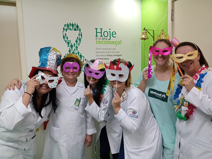 Carnaval Onco 1 – Alegria contagiante no Serviço de Oncologia do Hospital Unimed Petrópolis 