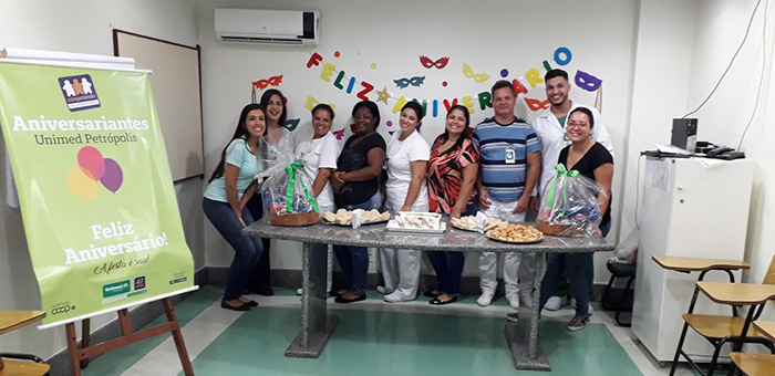 Aniversariantes do mês 1 – A equipe do Hospital Unimed Petrópolis comemorando os aniversariantes do mês. 