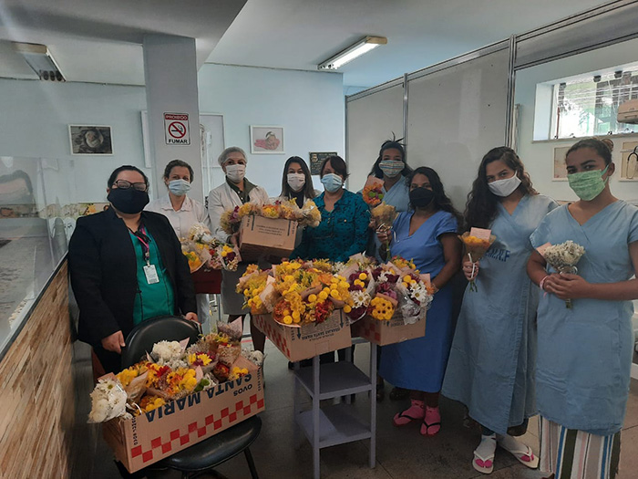 Unimed faz entrega de buquês de flores na rede pública, no Hospital Maternidade de Nova Friburgo.