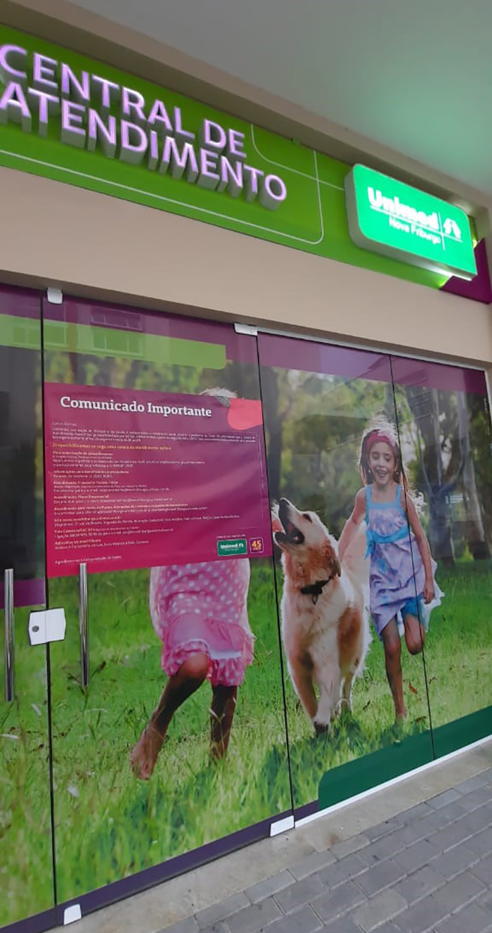Fachada da Central de Atendimento de Nova Friburgo com comunicado sobre os canais de atendimento.