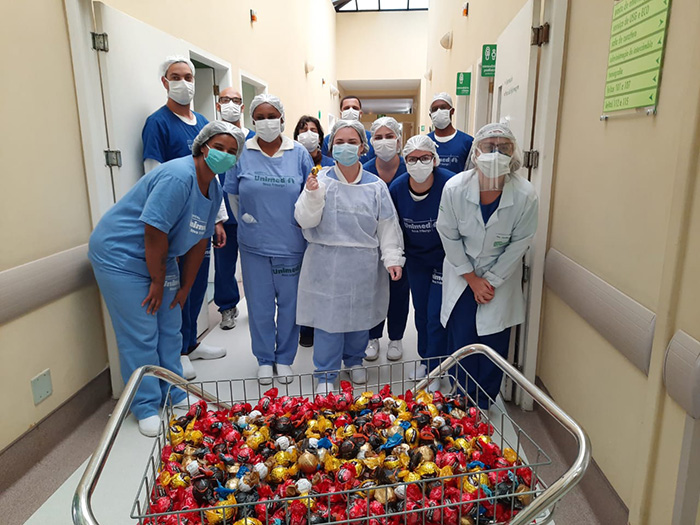 Equipes recebem trufas de chocolate para adoçar o plantão no dia do Colaborador Unimed