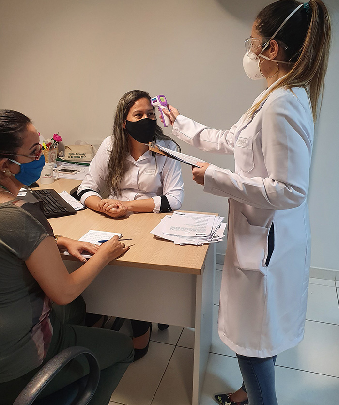 Enfermeira faz a verificação da temperatura dos colaboradores duas vezes ao dia