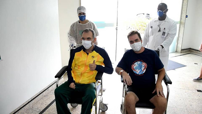 Os pacientes Marcelo e Rafael receberam alta no mesmo dia e foram homenageados por familiares e profissionais de saúde.