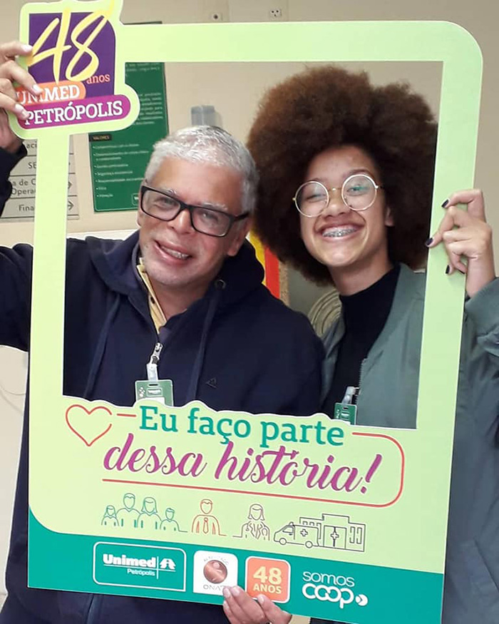 A Unimed Petrópolis comemorou 48 anos com ação de engajamento junto aos colaboradores com uma moldura de fotos personalizada.