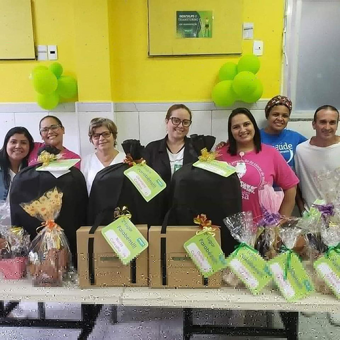 Os ganhadores do concurso comemoraram com as suas equipes.