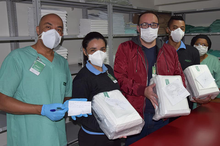 A equipe da Hotelaria do Hospital Unimed Petrópolis prepara as mensagens com muito carinho para os pacientes internados.