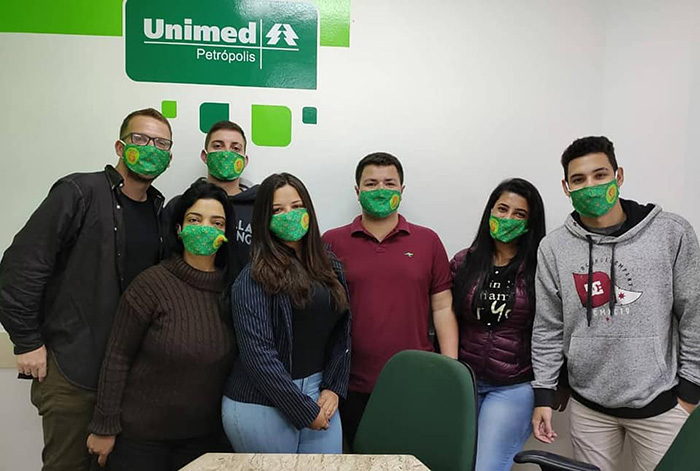  A Unimed Petrópolis presenteou a todos os colaboradores com uma máscara personalizada no Dia do Colaborador