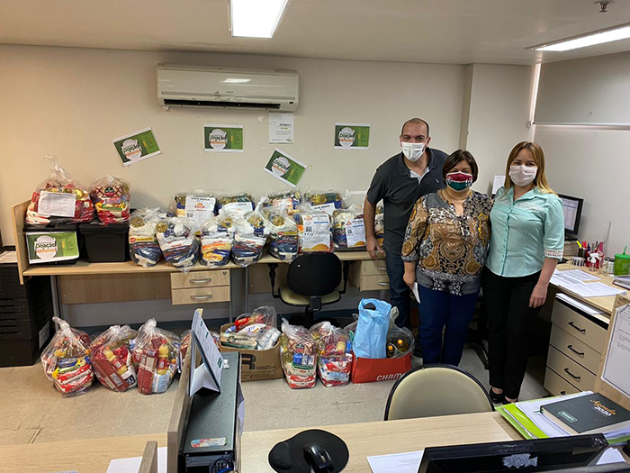 O coordenador de produção de Contas Médicas, a diretora Financeira, Valéria Patrocínio, e a gerente Financeira, Renata Peralva, felizes com a mobilização das áreas