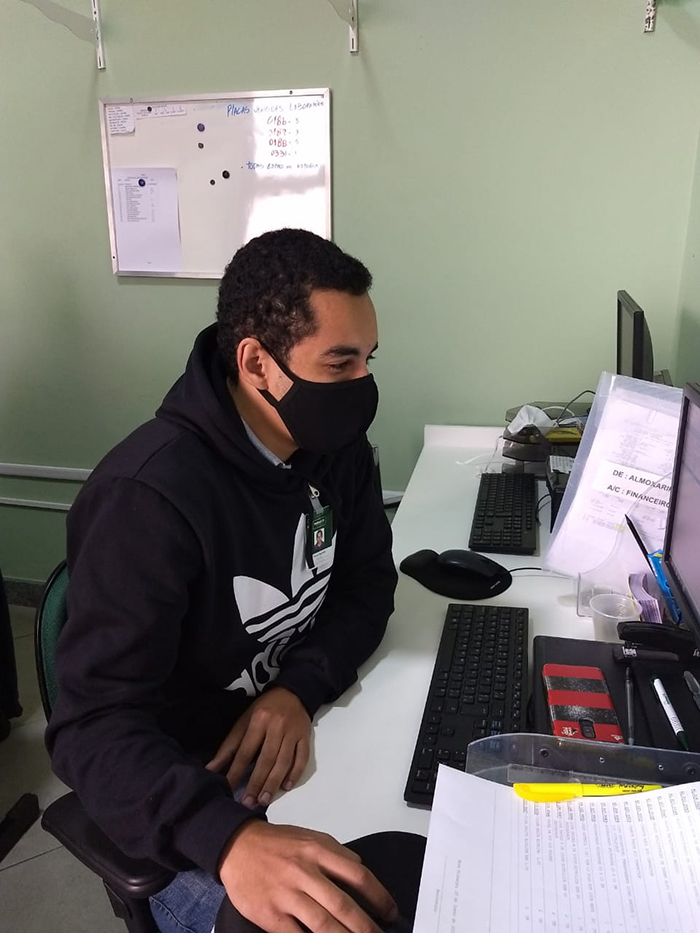 Todos os setores administrativos fora do ambiente hospitalar estão fazendo uso das máscaras de tecido