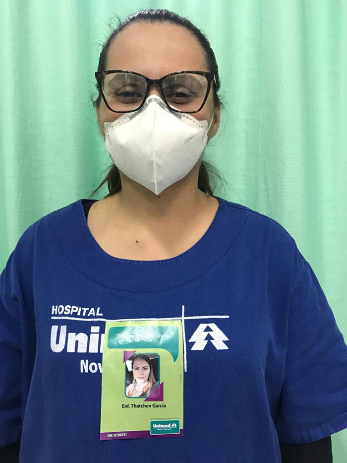 Profissional de enfermagem com o Crachá adesivo para identificação