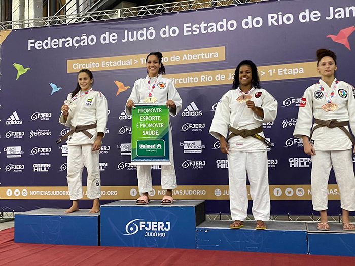 Thayná Lemos no lugar mais alto do pódio no Torneio  de Abertura da Federação de Judô do Estado do Rio de Janeiro